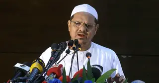 গানের শিক্ষক নিয়োগে প্রতিরোধ এবং ধর্মীয় শিক্ষক না দিলে রাজপথে নামার হুঁশিয়ারি